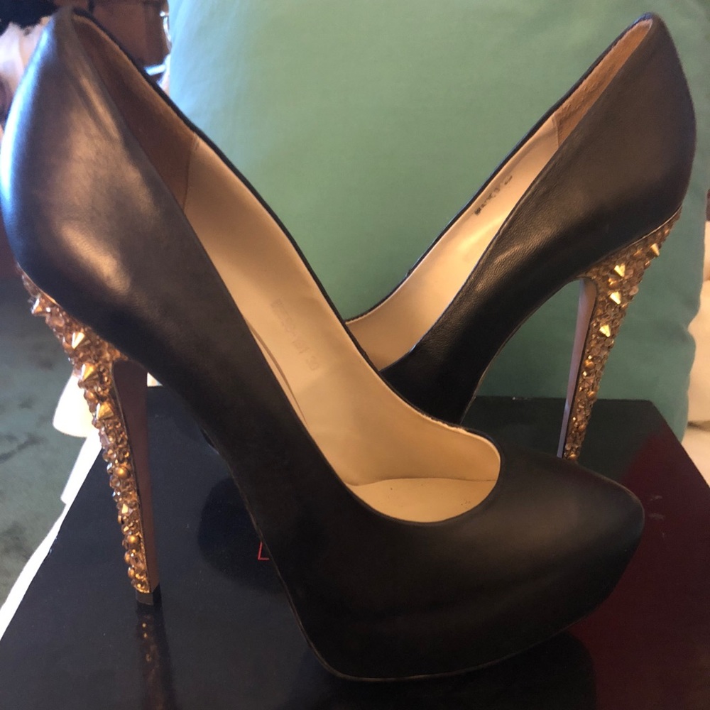 Black pumps with gold spike heel